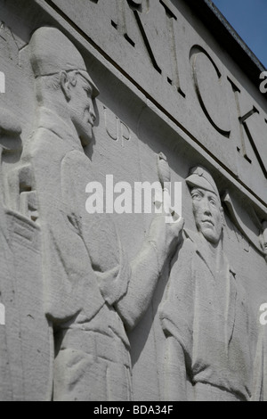 Cricketers hält die Asche Urne auf dem Fries außerhalb des Herrn Cricket Ground, St John's Wood, London, UK Stockfoto