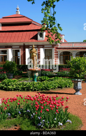 Monplaisir Palast (1714-1723) in Peterhof in Sankt Petersburg, Russland Stockfoto