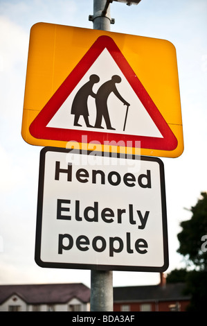 Ältere Menschen - Henoed in Walisisch - Warnung Dreieck zweisprachiges Straßenschild walisische englischen Sprache Stockfoto