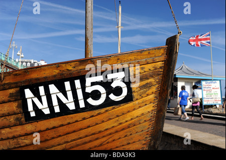Angelboot/Fischerboot außerhalb Fischereimuseum auf Brighton seafront Stockfoto