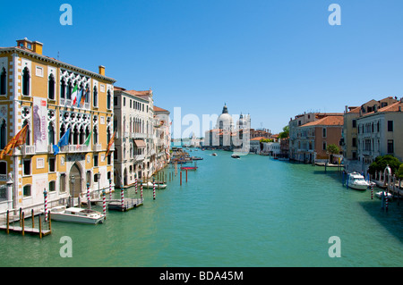 Venedig, Veneto, Italien. Kirche Santa Maria della Salute und Grand Canal von der Ponte Dell Accademia gesehen. Stockfoto