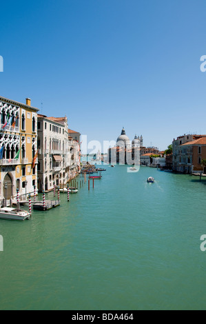 Venedig, Veneto, Italien. Kirche Santa Maria della Salute und Grand Canal von der Ponte Dell Accademia gesehen. Stockfoto