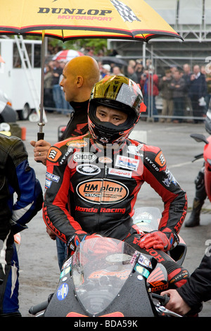 Ryuichi Kiyonari sitzt auf seiner HM Plant Honda wartet seinerseits zum Rennen im nassen in Northwich Thundersprint Stockfoto