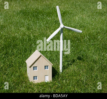 Modell Haus und Wind turbine Stockfoto