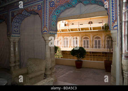 Samode Palace Hotel, Samode, in der Nähe von Jaipur, dekorative Hallen, Wohnzimmer, Jagdszenen aufwändige Friese, Decken. Rajastan, Indien Stockfoto