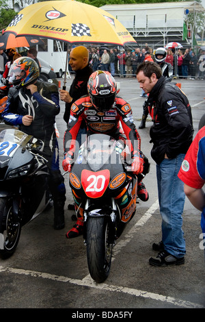 Ryuichi Kiyonari sitzt auf seiner HM Plant Honda wartet seinerseits zum Rennen im nassen in Northwich Thundersprint Stockfoto