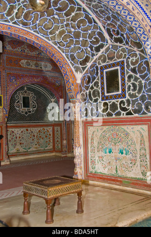 Samode Palace Hotel, Samode, in der Nähe von Jaipur, dekorative Hallen, Wohnzimmer, Jagdszenen aufwändige Friese, Decken. Rajastan, Indien Stockfoto