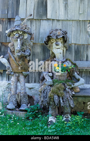 Zwei Holzfiguren bei Planina Zajamniki, Pokljuka Plateau, Gorenjska, Slowenien. Stockfoto