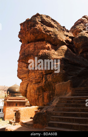 Fort mit Moschee im Hintergrund, Badami, Karnataka, Indien Stockfoto