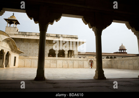 Khas Mahal durch steinerne Kolonnade zu den Muthamman Burj gesehen. Agra Fort. Agra. Indien. Stockfoto