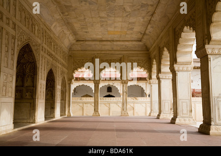 Der steinerne Kolonnade eines Klosters an der Vorderseite des Khas Mahal Mittelpavillon - in Agra Red Fort. Agra. Indien. Stockfoto