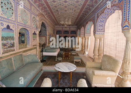 Samode Palace Hotel, Samode, in der Nähe von Jaipur, dekorative Hallen, Wohnzimmer, Jagdszenen aufwändige Friese, Decken. Rajastan, Indien Stockfoto