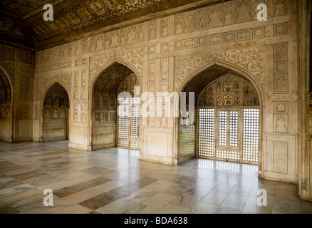 Im Inneren der Khas Mahal Mittelpavillon mit Steinreliefs und drei Rundbogenfenster mit Stein-Bildschirme. Agra Red Fort. Indien. Stockfoto