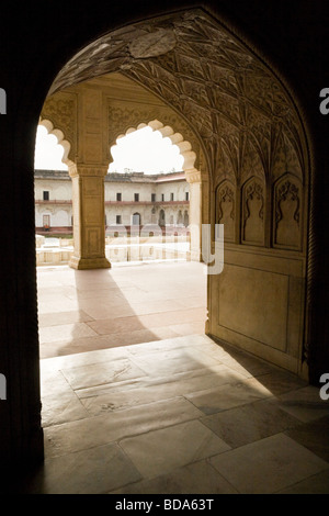 Bogen der Khas Mahal Mittelpavillon mit komplizierten Steinreliefs Blick auf Anguri Bagh verziert. Agra Red Fort. Indien Stockfoto