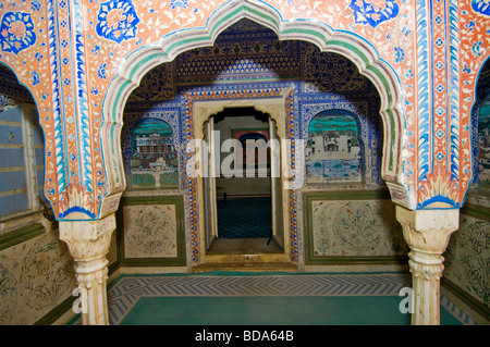 Samode Palace Hotel, Samode, in der Nähe von Jaipur, dekorative Hallen, Wohnzimmer, Jagdszenen aufwändige Friese, Decken. Rajastan, Indien Stockfoto