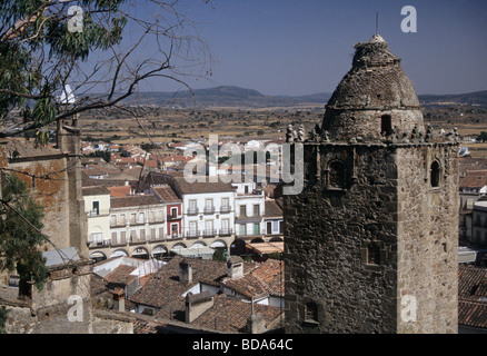 eine Ansicht von Trujillo mit dem Turm Torre del Alfiler in der Vordergrund Cáceres Provinz Extremadura Spanien Stockfoto