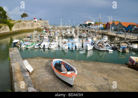 Überblick über den Fischereihafen von Château d'Oléron. Ein holzboot auf dem Kai. Ile d'Oléron, Frankreich. Stockfoto