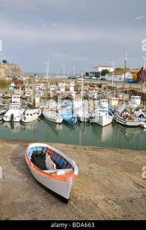 Überblick über den Fischereihafen von Château d'Oléron. Ein holzboot auf dem Kai. Ile d'Oléron, Frankreich. Stockfoto