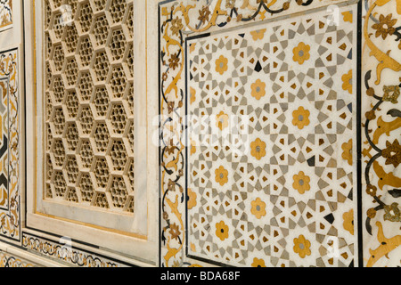 Bereich der eingelegten Steinmetzarbeiten an den Wänden des Itmad-Ud-Daulah Grabmal Mausoleum. Agra. Indien. Stockfoto