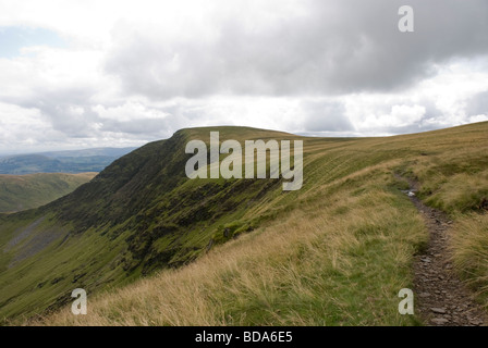 Ein Blick auf einen Fußweg im Lake District, entlang eines Berges, der vom Bowscale Fell zum Gipfel des Bannerdale Crags, Cumbria, führt. Stockfoto