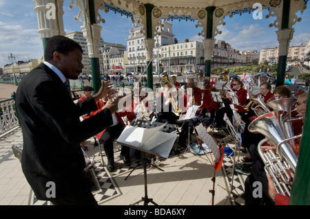 Ein schwarzen Leiter führt die Patcham Silber-Band in einem Konzert auf Brighton Musikpavillon Stockfoto