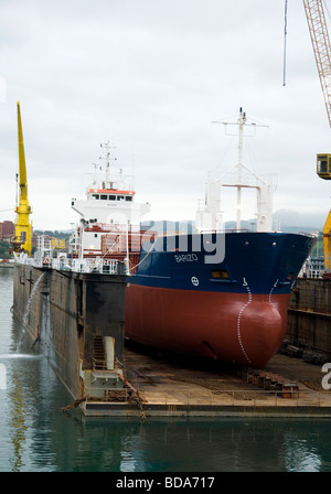 Angelboot/Fischerboot im Trockendock nach Wartung arbeiten im Hafen von Pasajes (Spanien). Bateau de Pêche de Cale Sèche (Espagne). Stockfoto