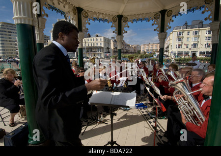 Ein schwarzen Leiter führt die Patcham Silber-Band in einem Konzert auf Brighton Musikpavillon Stockfoto