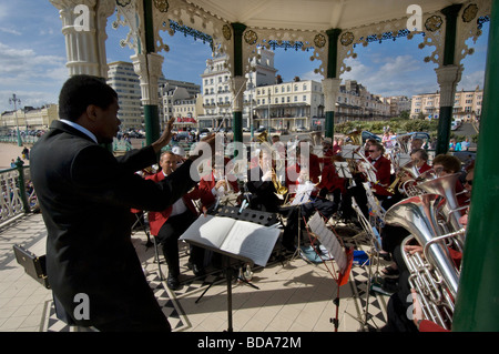 Ein schwarzen Leiter führt die Patcham Silber-Band in einem Konzert auf Brighton Musikpavillon Stockfoto