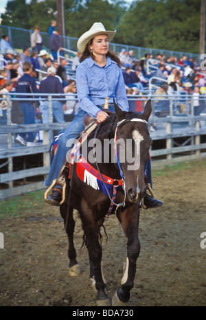 Cowgirl protzt Pferd beim Kirmes-rodeo Stockfoto