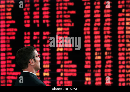 Börsenmakler vor dem Bildschirm werden Marktpreise an einer Börse
