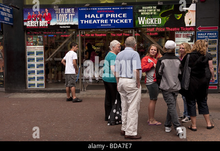 Gruppe von Touristen / Besucher außerhalb halben Preis Theater Ticket Kiosk am Leicester Square in London Stockfoto