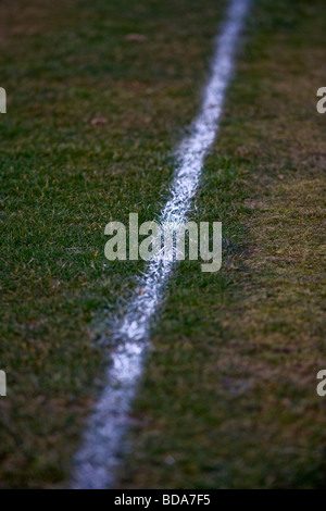 Weiße Linie auf dem Fußballplatz - geringe Schärfentiefe Stockfoto