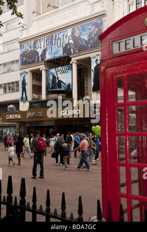 Das Empire Cinema and Casino in Leicester Square mit Harry-Potter-Film-Plakat-Werbung Schoß rote Telefonzelle Stockfoto