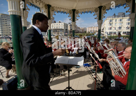 Ein schwarzen Leiter führt die Patcham Silber-Band in einem Konzert auf Brighton Musikpavillon Stockfoto