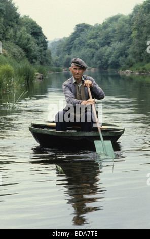 Ironbridge Coracle Maker Eustace Rogers auf dem Fluss Severn 1980 BILD VON DAVID BAGNALL Stockfoto