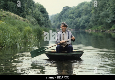 Ironbridge Coracle Maker Eustace Rogers auf dem Fluss Severn 1980 BILD VON DAVID BAGNALL Stockfoto