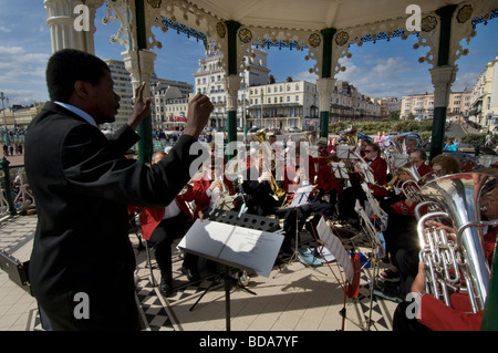 Ein schwarzen Leiter führt die Patcham Silber-Band in einem Konzert auf Brighton Musikpavillon Stockfoto