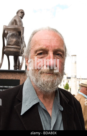 Bildhauer Peter Nicholas mit seiner Statue von Ivor Novello in der Oval-Becken, Cardiff Bay Stockfoto