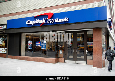 Die Ladenfront des Ortsverbandes Capital One Bank in New York, Vereinigte Staaten von Amerika. Stockfoto