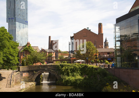 Manchester England UK Schloss Straßenbrücke über den Kanal in der sanierten Castlefield Urban Heritage Park Stockfoto