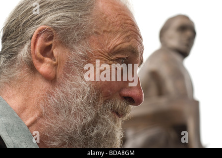 Bildhauer Peter Nicholas mit seiner Statue von Ivor Novello in der Oval-Becken, Cardiff Bay Stockfoto