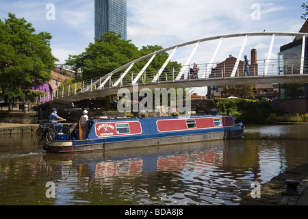 Manchester England UK Narrowboat auf einem Kanal in der sanierten Castlefield Urban Heritage Park die weltweit erste Urban Heritage Park 1982 Stockfoto