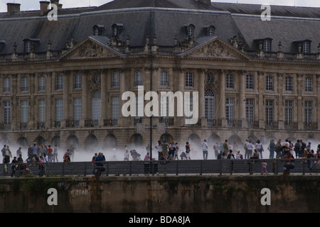 Miroir d'eau, Wasser spiegeln, Place de la Bourse, Bordeaux, Gironde, Nouvelle-Aquitaine, Frankreich Stockfoto