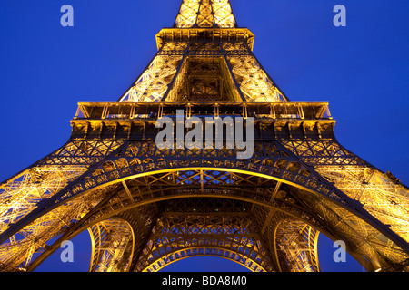 Eiffelturm in der Nacht, Paris Frankreich Stockfoto
