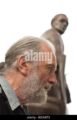 Bildhauer Peter Nicholas mit seiner Statue von Ivor Novello in der Oval-Becken, Cardiff Bay Stockfoto