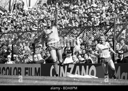 WATFORD V PLYMOUTH ARGYLE 14 4 1984-FA-Cup-Halbfinale Finale George Reilly feiert sein Tor von Maurice Mo Jonhston beobachtet Stockfoto