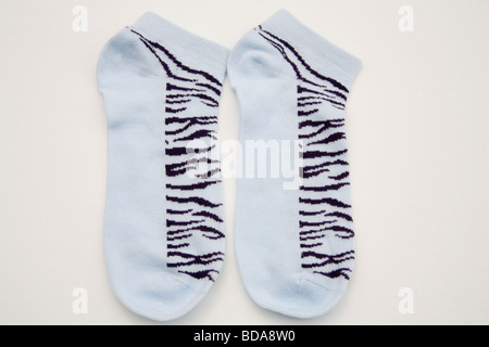 Nahaufnahme von ein paar Licht, die blauen Damen Liner Knöchel mit schwarzen Streifen Socken Stockfoto