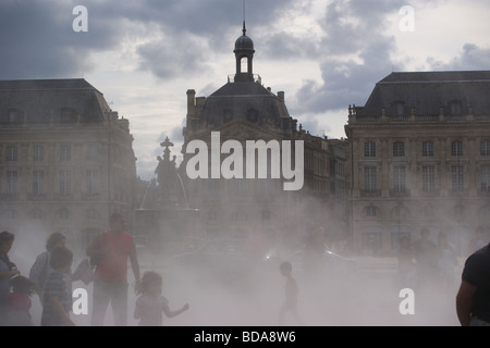 Miroir d ' eau, Place De La Bourse, Bordeaux, Gironde, Nouvelle-Aquitaine, Frankreich Stockfoto