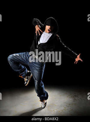 Hip Hop Style Tänzer mit Kapuze über einem dunklen Hintergrund mit spotlight Stockfoto
