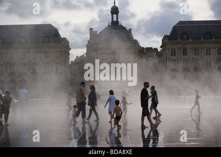 Miroir d ' eau, Place De La Bourse, Bordeaux, Gironde, Nouvelle-Aquitaine, Frankreich Stockfoto